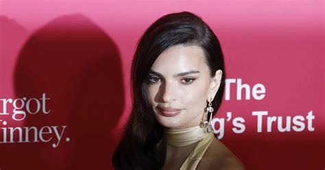 emily ratajkowski cleavage|In A Silk Dress: Emily Ratajkowski Stuns With Plenty Of Cleavage!.